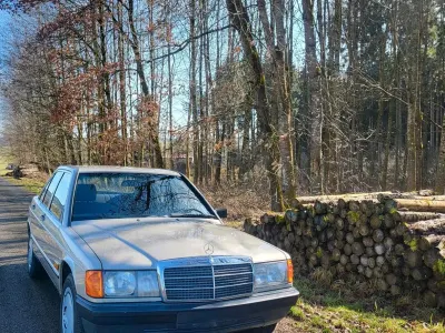 Gebraucht Mercedes 190 122 PS (89 kW) 1985 Gold Limousine