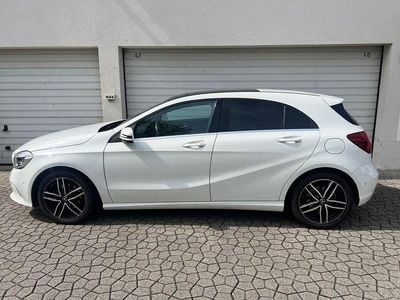 Gebraucht Mercedes A180 Urban 122 PS (89 kW) 2016 Weiß Limousine