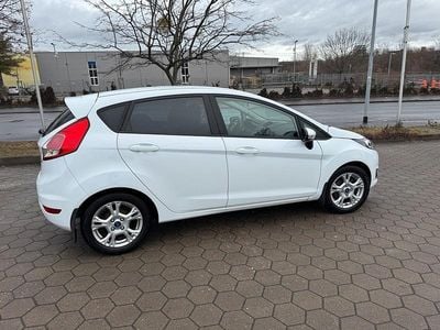 Usata Ford Fiesta 101 CV (74 kW) 2014 Bianco Utilitaria