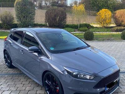 Używany Ford Focus ST 185 KM (136 kW) 2017 Szary Kombi
