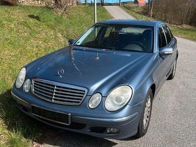 Gebraucht Mercedes E240 177 PS (130 kW) 2024 Blau Limousine