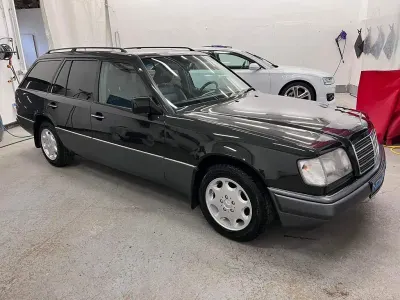 Gebraucht Mercedes E200 136 PS (100 kW) 1994 Schwarz Limousine