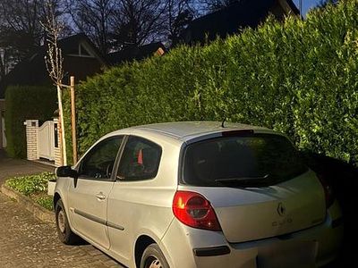 Gebraucht Renault Clio II 75 PS (55 kW) 2007 Silber Kleinwagen