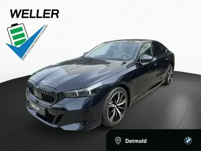 Gebraucht BMW 550e M Sport 489 PS (359 kW) 2025 Carbonschwarz (schwarz) Limousine
