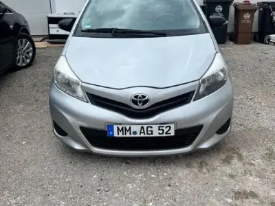 Gebraucht Toyota Yaris 69 PS (50 kW) 2012 Silber Kleinwagen