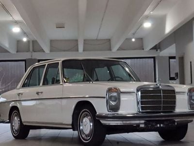 Beige Gebraucht 1972 Mercedes 200/8 Limousine | 11.476 €
