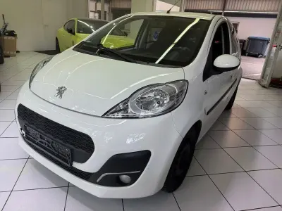 Gebraucht Peugeot 107 Active 68 PS (50 kW) 2012 Weiß Kleinwagen