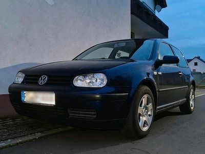 Blau Gebraucht 2002 VW Golf IV Kleinwagen | 2.500 € (Fairer Preis)