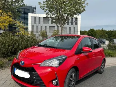Brugt Toyota Yaris Hybrid Club 73 HK (53 kW) 2020 Rød Hatchback