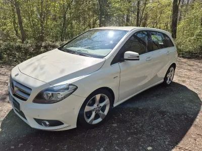 Gebraucht Mercedes B180 122 PS (89 kW) 2012 Weiß Van / Kleinbus