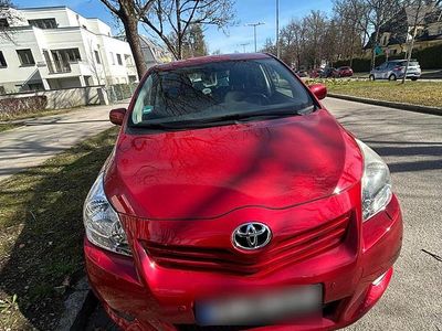 Gebraucht Toyota Verso 147 PS (108 kW) 2010 Rot Van / Kleinbus