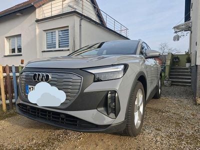 Grau Gebraucht 2022 Audi Q4 e-tron SUV | 24.500 € (Guter Preis)