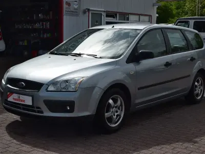 Gebraucht Ford Focus Trend 101 PS (74 kW) 2005 Silber Limousine