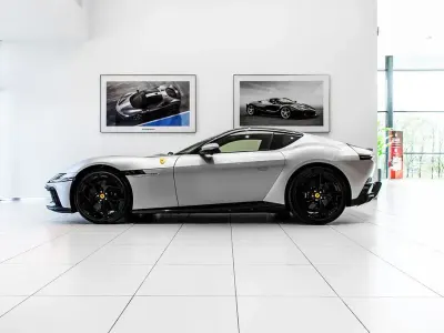 Usata Ferrari 12 Cilindri 829 CV (609 kW) 2025 Argento