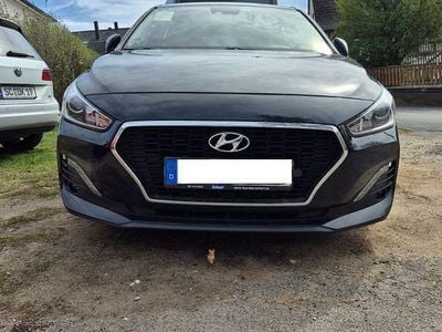 Gebraucht Hyundai i30 Pure 99 PS (72 kW) 2020 Schwarz Limousine