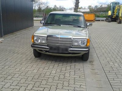Gebraucht Mercedes E230 136 PS (100 kW) 1981 Grün Limousine
