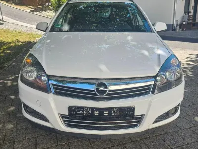 Gebraucht Opel Astra Edition 110 PS (80 kW) 2010 Weiß Kombi