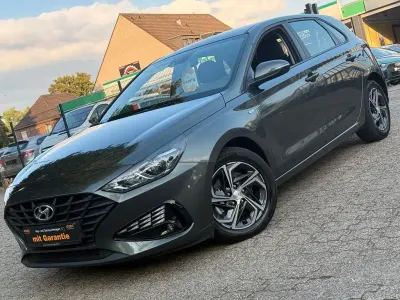 Gebraucht Hyundai i30 Select 120 PS (88 kW) 2023 Amazon grey / met Limousine