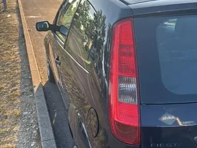 Gebraucht Ford Fiesta 68 PS (50 kW) 2005 Schwarz Kleinwagen