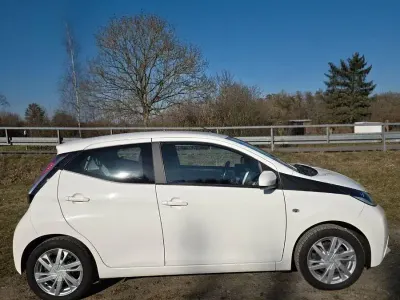 Second-hand Toyota Aygo X-play 69 CP (50 kW) 2016 Alb Hatchback