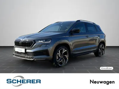 Neu Skoda Karoq SportLine 190 PS (139 kW) 2026 Moonweiß perleffekt (metallic) SUV