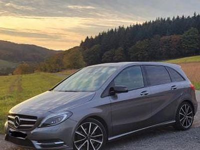 Gebraucht Mercedes B200 156 PS (114 kW) 2014 Grau Van / Kleinbus