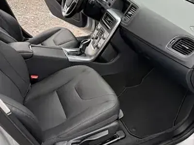 Gebraucht Volvo V60 Momentum 245 PS (180 kW) 2017 Silber Kombi