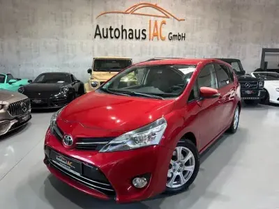 Gebraucht Toyota Verso Life 150 PS (110 kW) 2013 Rot Van / Kleinbus