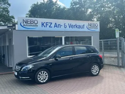 Gebraucht Mercedes B180 109 PS (80 kW) 2012 Schwarz Kleinwagen