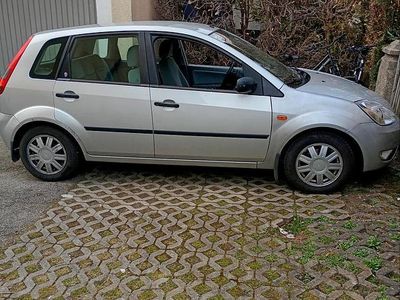 Gebraucht Ford Fiesta 65 PS (47 kW) 2002 Grau Kleinwagen