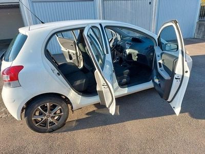 Begagnad Toyota Yaris 69 HK (50 kW) 2011 Vit Halvkombi