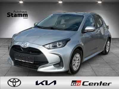 Gebraucht Toyota Yaris Comfort 72 PS (52 kW) 2022 Shimmering silver metallic Kleinwagen