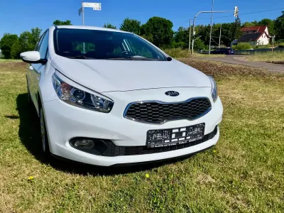 Gebraucht Kia Ceed Attract 99 PS (72 kW) 2014 (wd) carraraweiss Kleinwagen