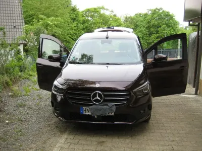 Gebraucht Mercedes T180 116 PS (85 kW) 2023 Rot Van / Kleinbus