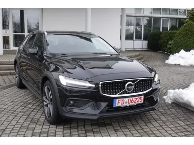 Gebraucht Volvo V60 CC Plus 197 PS (144 kW) 2023 Schwarz Kombi