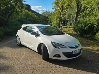 Używany Opel Astra GTC Edition 165 KM (121 kW) 2012 Biały Sedan/Limuzyna