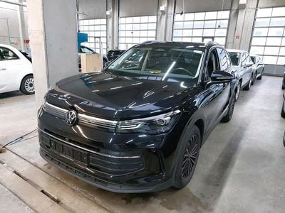 Deep black Gebraucht 2024 VW Tiguan Life SUV | 32.990 € (Fairer Preis)