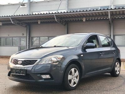 Grau Gebraucht 2011 Kia Ceed Kleinwagen | 4.900 € (Guter Preis)