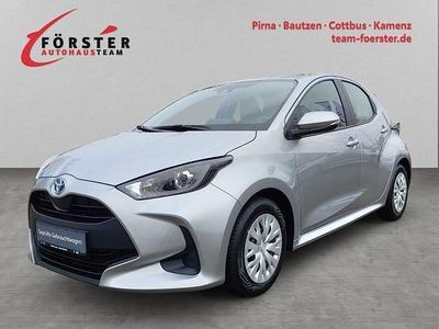 Shimmering silver metallic Gebraucht 2022 Toyota Yaris Hybrid Business Edition Limousine | 19.395 € (Fairer Preis)