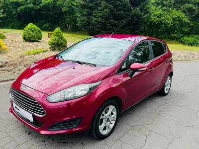 Używany Ford Fiesta SYNC Edition 80 KM (58 kW) 2013 Purpurowy Sedan/Limuzyna