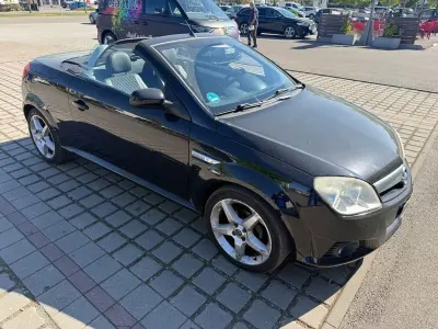 Używany Opel Tigra Enjoy 90 KM (66 kW) 2004 Czarny Kabriolet