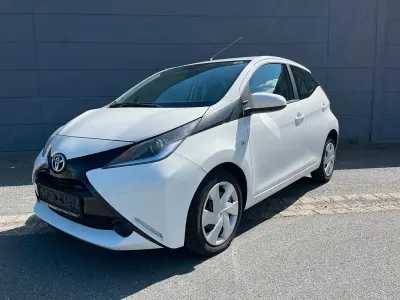 Gebraucht Toyota Aygo X-play 69 PS (50 kW) 2015 Weiß Kleinwagen