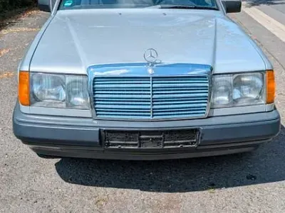 Gebraucht Mercedes 230 132 PS (97 kW) 1989 Silber Limousine