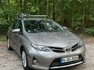 Gebraucht Toyota Auris Executive 132 PS (97 kW) 2013 Beige Limousine