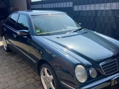 Gebraucht Mercedes E240 Classic 177 PS (130 kW) 2002 Schwarz Limousine