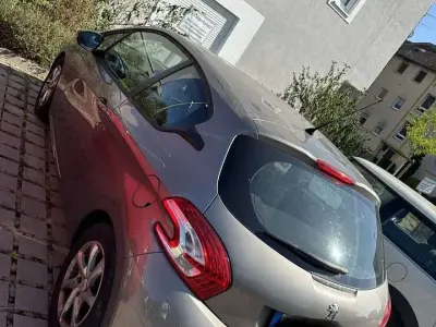 Gebraucht Peugeot 208 Active 95 PS (69 kW) 2012 Grau Kleinwagen