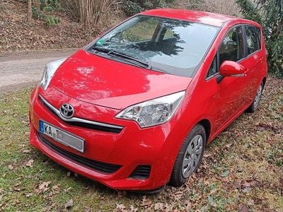 Gebraucht Toyota Verso-S Cool 99 PS (72 kW) 2012 Rot Van / Kleinbus