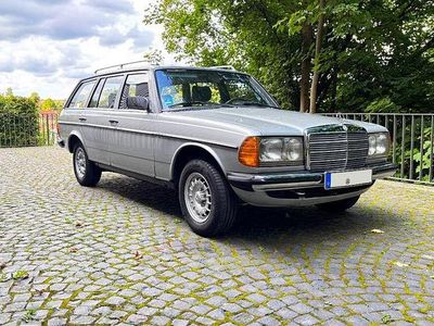 Usata Mercedes E280 185 CV (136 kW) 1983 Argento Berlina