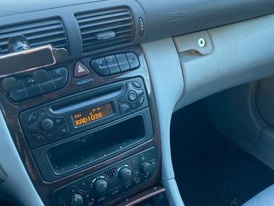 Silber Gebraucht 2003 Mercedes C180 Limousine | 2.250 €