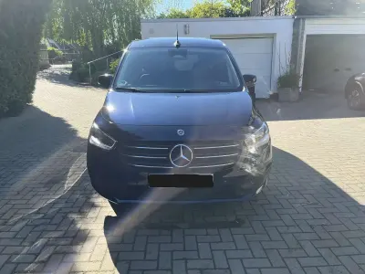 Usata Mercedes T180 131 CV (96 kW) 2023 Blu Monovolume